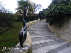 Rambarde d'escalier noir en métal